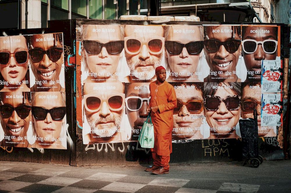 Táo bạo như billboard của Ace & Tate: Quảng cáo kính râm nhưng không sử dụng... hình ảnh đôi kính nào